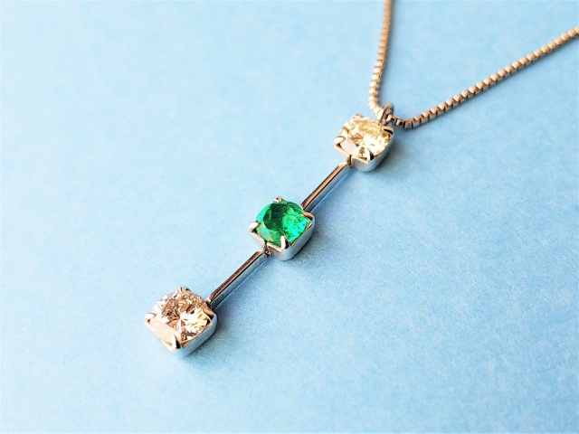 高価買取が期待できるエメラルドは鮮やかな緑がポイント