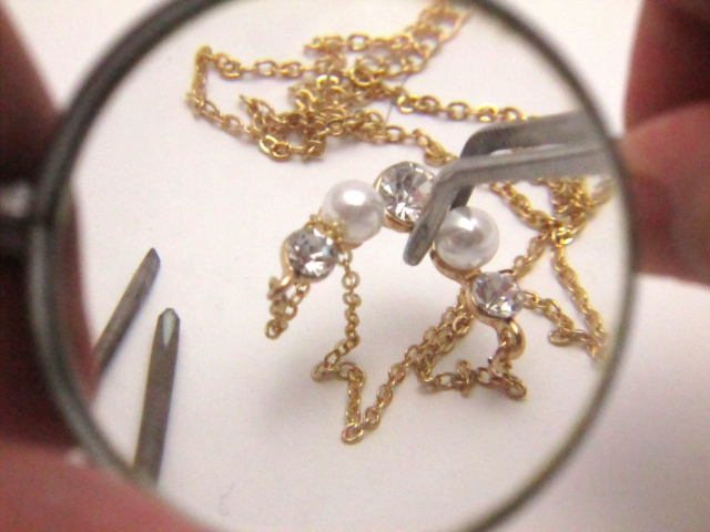 ダイヤモンドが本物かどうか調べる鑑定機の仕組みとは