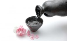 日本酒には数多くの種類と銘柄が揃っている