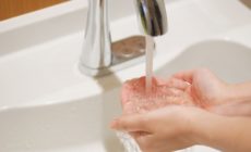 間違ったお手入れが宝石を傷つけているかも