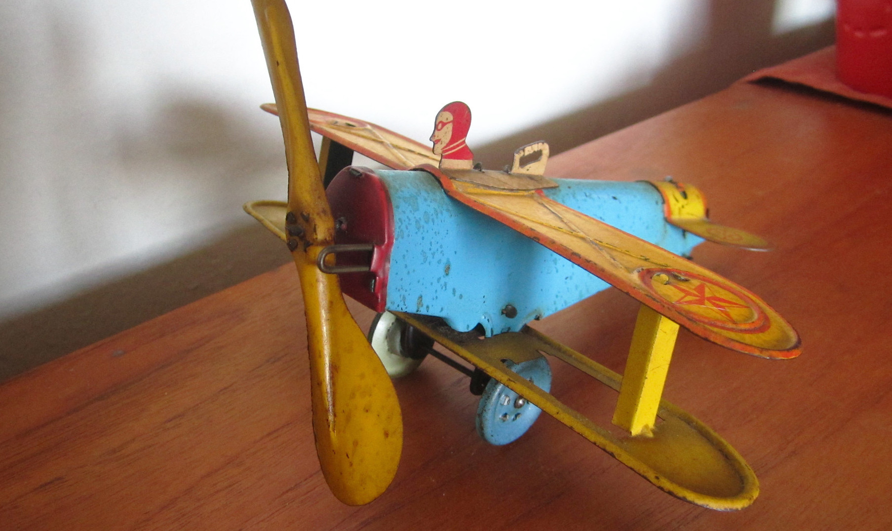 壊れたブリキのおもちゃを修理できる場所と、自分でできる簡単な修理方法