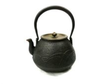 龍文堂鉄瓶（スズキ模様）