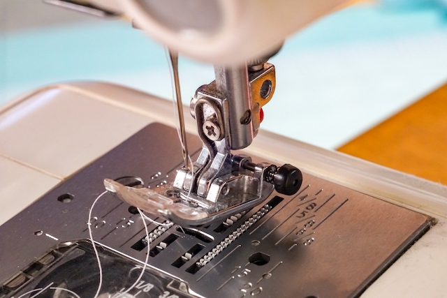 電動ミシンと電子ミシンの違いと特徴をご紹介します